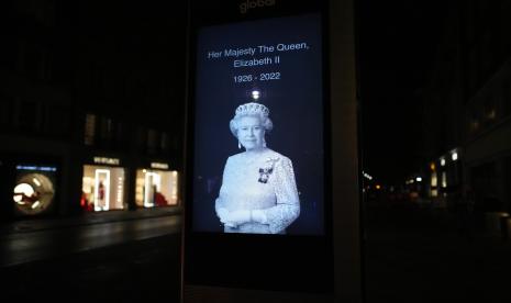 Foto Ratu Elizabeth II dari Inggris dipasang di jalan London, Kamis, 8 September 2022, setelah kematiannya diumumkan. Ratu Elizabeth II, raja paling lama memerintah Inggris dan batu stabilitas di sebagian besar abad yang bergejolak, meninggal Kamis setelah 70 tahun di atas takhta. Dia berusia 96 tahun.