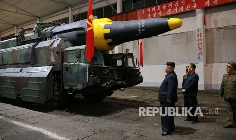 Foto rilis dari pemerintah Korea Utara menggambarkan Kim Jong Un meninjau percobaan rudal balistik jarak jauh  Hwasong-12 (Mars-12) diluncurkan militer Korea UtaraKC