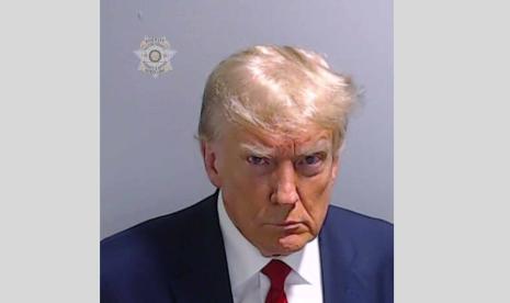 Foto rilis yang disediakan oleh Kantor Sheriff Fulton County ini menunjukkan mantan Presiden Donald Trump setelah dia menyerah diri dan ditahan di Penjara Fulton County di Atlanta.