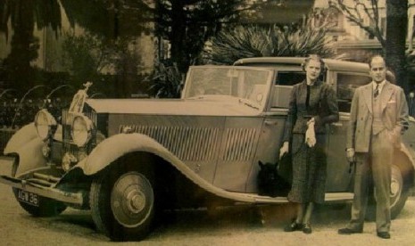 Foto saat ayah Miesegaes membeli mobil baru Rolls-Royce Phantom II Continental pada tahun 1933.