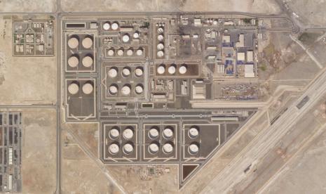 Foto satelit menunjukkan kerusakan serangan yang diklaim oleh pemberontak Houthi di depot bahan bakar Abu Dhabi National Oil Co di Mussagah, Abu Dhabi, Uni Emirat Arab, Sabtu (22/1/2022). Anggota parlemen Arab juga mengutuk milisi Houthi atas eskalasi kekerasan yang terus berlanjut.