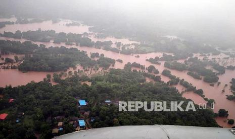 Hujan Deras Tewaskan Lebih dari 160 Orang di India. Foto selebaran yang disediakan oleh Angkatan Laut India saat melakukan sortie helikopter pada 22 Juli 2021 menunjukkan pemandangan udara distrik Ratnagiri, Maharashtra, India, 22 Juli 2021 (dikeluarkan 23 Juli 2021). Menurut pemerintah kabupaten, hujan lebat di Maharashtra menewaskan sedikitnya 36 orang dan 30 lainnya dikhawatirkan terjebak dalam tiga tanah longsor di berbagai daerah. 