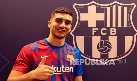 Foto selebaran yang disediakan oleh FC Barcelona menunjukkan striker baru tim Ferran Torres selama presentasinya di Barcelona, ??Spanyol, 28 Desember 2021.