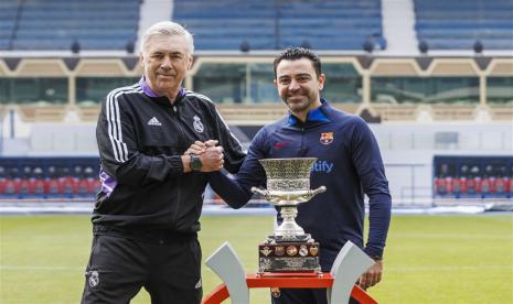  Foto selebaran yang disediakan oleh Federasi Sepak Bola Kerajaan Spanyol (RFEF) dari pelatih kepala Real Madrid Carlo Ancelotti (kiri) dan pelatih kepala FC Barcelona Xavi Hernandez berpose dengan trofi Piala Super Spanyol di Stadion Internasional Raja Fahd di Riyadh, Arab Saudi, Sabtu, 14 Januari 2023. Real Madrid dan FC Barcelona akan berhadapan di final Piala Super pada Ahad, 15 Januari. 