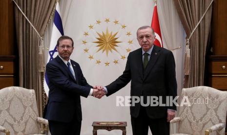  Foto selebaran yang disediakan oleh Kantor Pers Presiden Turki menunjukkan, Presiden Turki Recep Tayyip Erdogan (kanan) berjabat tangan dengan Presiden Israel Isaac Herzog (kiri) sebelum pertemuan mereka di Ankara, Turki, 09 Maret 2022. Presiden Herzog adalah presiden Israel pertama untuk mengunjungi Turki sejak 2007. 