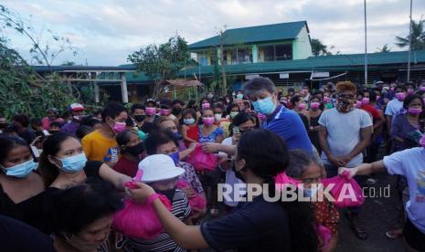  Foto selebaran yang disediakan oleh Kantor Wakil Presiden (OVP) menunjukkan penduduk desa yang menerima tas berisi barang-barang bantuan di sebuah sekolah yang berubah menjadi pusat evakuasi di kota Tagbilaran yang dilanda topan, provinsi Bohol, Filipina, 17 Desember 2021. Militer Filipina dikerahkan untuk menyalurkan bantuan pada para korban Topan Rai.