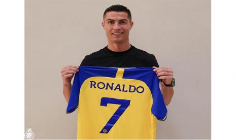  Foto selebaran yang disediakan oleh klub Al-Nassr Saudi pada 30 Desember 2022 menunjukkan pemain sepak bola Portugal Cristiano Ronaldo berpose untuk foto dengan seragam klub setelah menandatangani kontrak dua tahun dengan Al-Nassr, di Riyadh, Arab Saudi. 