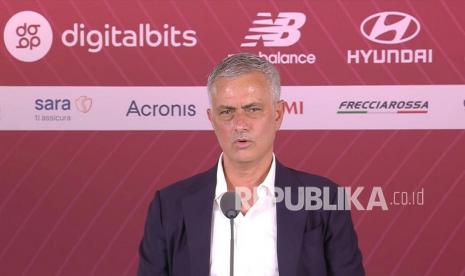  Foto selebaran yang disediakan oleh operasi media AS Roma dari pelatih kepala baru AS Roma Jose Mourinho menghadiri konferensi pers pada kesempatan presentasinya, Roma, Italia, 8 Juli 2021.