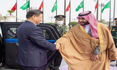  Putra Mahkota Saudi Mohammed bin Salman (kanan) menyambut Presiden China Xi Jinping di Istana Al Yamamah di Riyadh, Arab Saudi