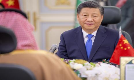  Foto selebaran yang disediakan oleh Pengadilan Kerajaan Saudi menunjukkan Presiden China, Xi Jinping (kanan) selama pertemuannya dengan Putra Mahkota Saudi Mohammed bin Salman (kiri, membelakangi kamera) di Istana Al Yamamah di Riyadh, Arab Saudi, Kamis, 8 Desember 2022. Tiongkok Presiden Xi Jinping sedang dalam kunjungan kerja tiga hari ke Arab Saudi, dalam rangka memperkuat hubungan antara kedua negara, serta pertemuan puncak dengan anggota Dewan Kerjasama Teluk dan pertemuan puncak China-Arab yang lebih luas. 