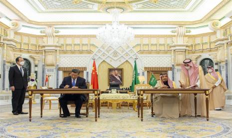  Foto selebaran yang disediakan oleh Pengadilan Kerajaan Saudi menunjukkan Raja Saudi Salman bin Abdulaziz Al Saud (kanan) menyambut Presiden China Xi Jinping (kiri) menandatangani dokumen selama kunjungannya di Riyadh, Arab Saudi, Kamis, 8 Desember 2022. Presiden China Xi Jinping aktif kunjungan kerja tiga hari ke Arab Saudi, dalam rangka memperkuat hubungan kedua negara, serta pertemuan puncak dengan anggota Dewan Kerjasama Teluk dan pertemuan puncak China-Arab yang lebih luas.