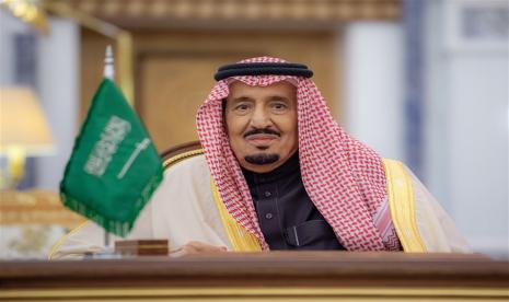  Foto selebaran yang disediakan oleh Pengadilan Kerajaan Saudi menunjukkan Raja Saudi Salman bin Abdulaziz Al Saud menandatangani dokumen dengan Presiden Tiongkok Xi (tidak ada dalam foto) selama kunjungannya di Riyadh, Arab Saudi, Kamis, 8 Desember 2022. Presiden Tiongkok Xi Jinping sedang dalam perjalanan tiga hari kunjungan kerja ke Arab Saudi, dalam rangka mempererat hubungan kedua negara, serta pertemuan puncak dengan anggota Dewan Kerjasama Teluk dan pertemuan puncak China-Arab yang lebih luas. 