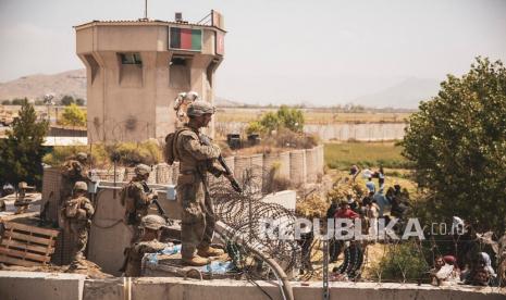  Foto selebaran yang disediakan oleh Urusan Publik Komando Pusat AS melalui DIVDS menunjukkan Marinir AS membantu keamanan di Pos Pemeriksaan Kontrol Evakuasi selama evakuasi di Bandara Internasional Hamid Karzai, Kabul, Afghanistan, 20 Agustus 2021. 