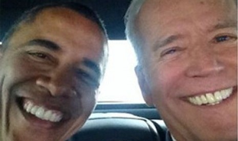 Foto selfie Wapres AS Joe Biden bersama Presiden AS Barack Obama