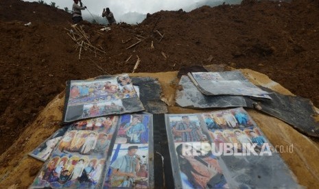 Foto sepasang suami istri Litkusnin (60) dan Bibit (55) yang menjadi korban longsor di Desa Banaran, Kecamatan Pulung, Kabupaten Ponorogo, Jawa Timur, Kamis (6/4). 