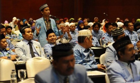 Foto siluet eserta melintas saat menghadiri rapat kerja Nasional Dewan Pengurus Pusat Badan Komunikasi Pemuda Remaja Masjid Indonesia (DPP BKPRPPM) di Jakarta, Jumat (28/3).