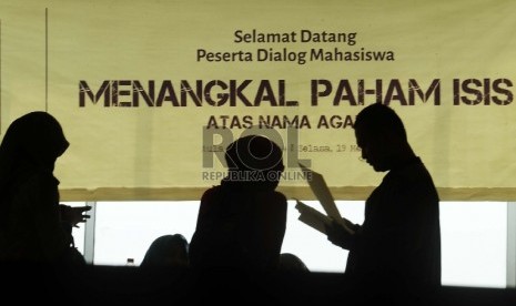 Foto siluet mahasiswa Uhamka saat akan menghadiri diskusi terkait paham radikalisme (ilustrasi)