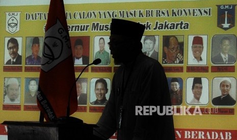  Foto siluet Majelis Tinggi Jakarta Bersyariah Kholil Ridwan saat berikan sambutan Halaqoh Nasional di Jakarta, Ahad (8/5). (Republika/Tahta Aidilla)