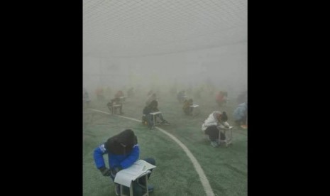 Foto siswa Sekolah Linqi County No. 1 di Provinsi Henan, Cina yang mengerjakan ujian di tengah kabut asap menuai kecaman.