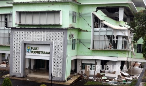 Foto suasana gedung Perpustakaan Institut Agama Islam Negeri (IAIN) Ambon yang rusak akibat adanya pergerakan tanah di kawasan kampus IAIN, Desa Batu Merah, Ambon, Maluku, Kamis (6/6/2019). 