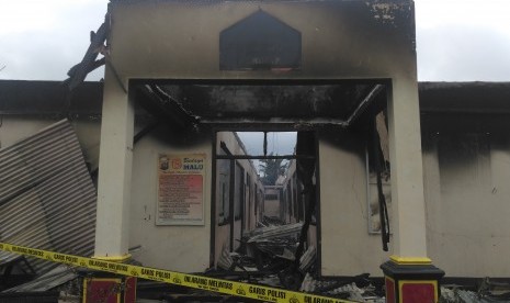 Foto suasana Kantor Polres Dharmasraya seusai terbakar di Dharmasraya, Sumatera Barat, Ahad (12/11).