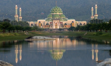 Foto suasana Kompleks Masjid Agung Natuna di Kota Ranai, Kabupaten Natuna, Kepulauan Riau, Rabu (2/9). 