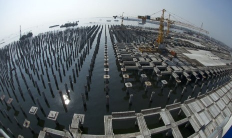   Foto suasana pembangunan Pelabuhan Kalibaru atau yang disebut Terminal NewPriok di Pelabuhan Tanjung Priok di Jakarta Utara, Sabtu (2/8). (Antara/Andika Wahyu)