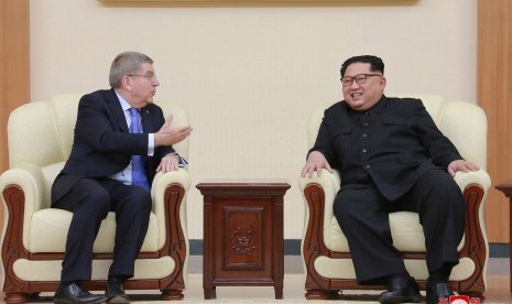 Foto tak bertanggal dirilis oleh Kantor Berita Pusat Korea Utara (KCNA) menunjukkan pertemuan pemimpin Korea Utara Kim Jong-un (kanan) dengan Presiden Komite Olimpiade Internasional (IOC) Thomas Bach di Pyongyang, Korea Utara. 