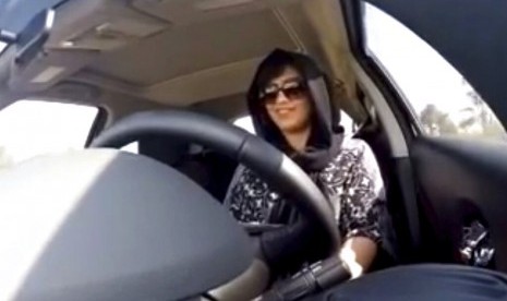 Foto tangkapan layar dari video menunjukkan aktivis perempuan Arab Saudi Loujain al-Hathloul mengendarai mobil menuju perbatasan Uni Emirat Arab-Saudi sebelum ditangkap pada 1 Desember 2014 di Saudi.