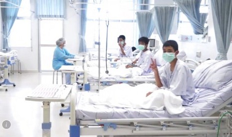 Foto tangkapan video menunjukkan tiga anggota sepak bola remaja Thailand yang diselamatkan dari gua di rumah sakit di Mae Sai, Chiang Rai, Rabu (11/7).