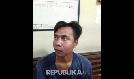 Foto tersangka Roni (21), eksekutor tiga anak dalam pembunuhan sadis sekeluarga di Medan. Dia diringkus pada Selasa (11/4).