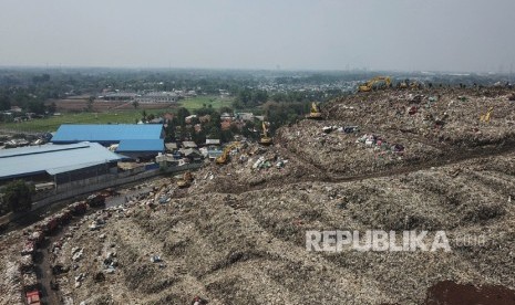 Foto udara aktifitas di Tempat Pembuangan Sampah Terpadu (TPST) Bantargebang, Bekasi, Jawa Barat, Selasa (5/11/2019). 