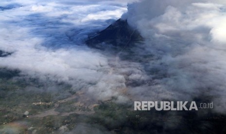 Foto udara aktivitas Gunung Sinabung yang berstatus Awas (level IV), di Karo, Sumatera Utara, Rabu (13/12). 