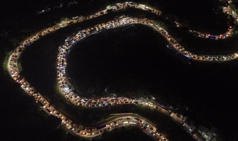 Foto udara antrean kendaraan di Jalur Selatan Lingkar Gentong, Kadipaten, Kabupaten Tasikmalaya, Jawa Barat. Diprediksi jalur ini meruakan titik rawan kemacetan pada arus mudik 1444 h.