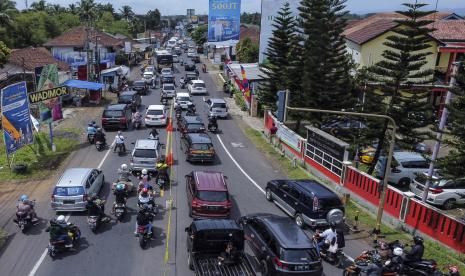 Foto udara antrean kendaraan memadati di Jalur Selatan Sindangkasih, Kabupaten Ciamis, Jawa Barat, Rabu (4/5/2022). Pada H+1 Lebaran arus lalu lintas menuju kawasan wisata Pantai Selatan dan sebaliknya terpantau ramai lancar dan kepadatan kendaraan terjadi akibat bersamaan dengan pemudik lokal serta wisatawan.