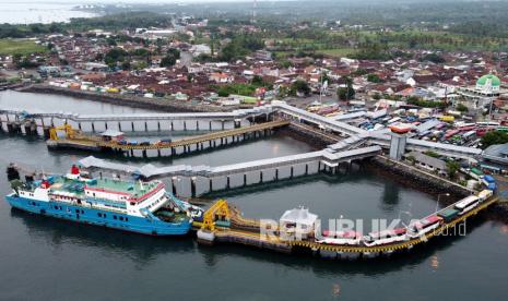 Foto udara antrean kendaraan memasuki kapal di Pelabuhan Ketapang, Banyuwangi, Jawa Timur, Jumat (4/3/2022). Mulai pukul 05.00 Wib aktivitas penyeberangan Ketapang-Gilimanuk mulai beroperasi kembali setelah sebelumnya ditutup untuk menghormati umat Hindu yang melaksanakan perayaan Hari Raya Nyepi di Bali.