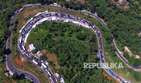 Foto udara antrean kendaraan pemudik memadati Jalur Selatan Lingkar Gentong, Kabupaten Tasikmalaya, Jawa Barat, Senin (18/6). 