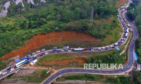 Antrean kendaraan pemudik memadati Jalur Selatan Lingkar Gentong, di Kabupaten Tasikmalaya, Jawa Barat, pada mudik 2018 