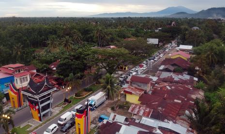 Suasana posko perbatasan Kayukalek, Padang, Sumatera Barat, Selasa (26/5). Pelaksanaan Pembatasan Sosial Berskala Besar tahap III Kota Padang berakhir 7 Juni 2020. Pemerintah Kota (Pemkot) Padang pun memutuskan pemberlakuan masa transisi selama sepekan pada 8 Juli hingga 13 Juli 2020.