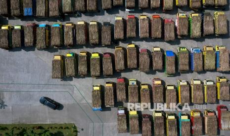 Foto udara antrean truk pengangkut tebu di pabrik gula PT. Rejoso Manis Indo (RMI) Blitar, Jawa Timur, Selasa (15/6/2021). Pemerintah membentuk holding pabrik gula, yaitu SugarCo.