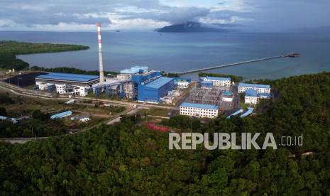 Foto udara area Pembangkit Listrik Tenaga Uap (PLTU) di wilayah Tanjung Tiram, Kecamatan Moramo Utara, Konawe Selatan, Sulawesi Tenggara, Jumat (10/9). Pemerintah diminta memprioritaskan kepentingan nasional dalam menjalankan strategi transisi energi. 