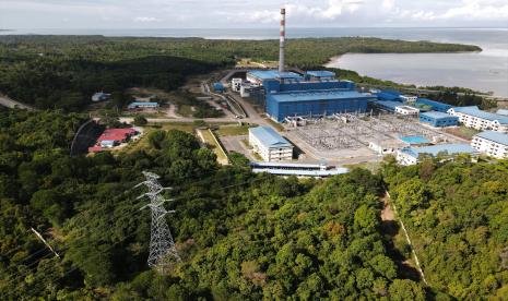 Foto udara area Pembangkit Listrik Tenaga Uap (PLTU) di wilayah Tanjung Tiram, Kecamatan Moramo Utara, Konawe Selatan, Sulawesi Tenggara, Senin (19/9/2022). PLTU berkapasitas 2 x 50 megawatt yang dibangun PT Dian Swastika Sentosa Power Kendari dengan nilai investasi sekitar Rp2,6 triliun itu saat ini telah terkoneksi sampai di Sulawesi bagian barat dan Sulawesi selatan sementara untuk Sulawesi Tenggara wilayah kepulauan masih dalam tahap pembangunan menara tiang sutet. 