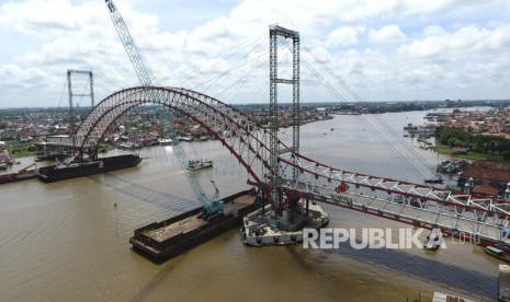 Foto udara arial pembangunan Jembatan Musi VI Palembang, Sumatera Selatan, Senin (2/1). 