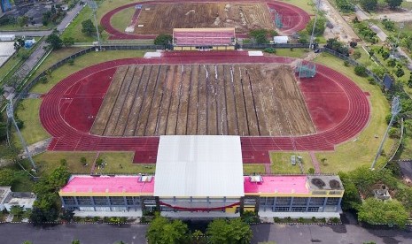 Foto udara arial renovasi pembangunan arena Atletik yang ada di komplek olahraga Jakabaring Sport City (JSC), Palembang, Sumatera Selatan, Rabu (5/7). 