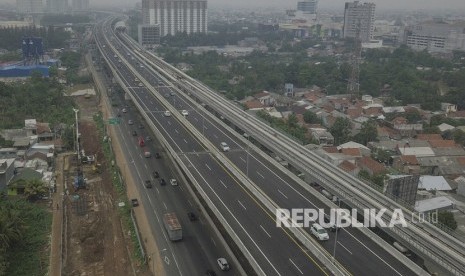 Foto udara arus lalu lintas di jalan tol Jakarta-Cikampek I dan II di, Bekasi, Jawa Barat, Ahad (29/12/2019). 