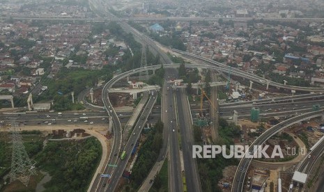 Foto udara arus lalu lintas di tol Jakarta-Cikampek dan tol JORR (Jakarta Outer Ring Road) di, Bekasi, Jawa Barat, Ahad (29/12/2019).