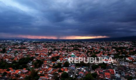 Foto udara awan hitam yang menyelimuti Kota Bandung. BMKG juga melaporan terkait prediksi suhu yang relatif dingin terjadi di Bandung, pada Senin (15/3).