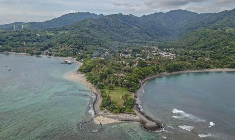 Foto udara bangunan hotel di kawasan wisata Senggigi, Kecamatan Batulayar, Lombok Barat, NTB, Jumat (12/3/2021). Berdasarkan data Dinas Pariwisata Lombok Barat angka 