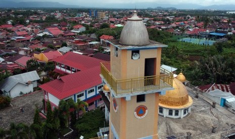 Foto udara bangunan yang dikhususkan sebagai tempat evakuasi sementara (TES) shelter tsunami yang dibangun BNPB di Pasir Putih, Padang, Sumatera Barat, Sabtu (27/10/2018). 