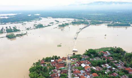 Luapan Kali Klawing menggenangi jalur penghubung Kabupaten Banyumas-Purbalingga di Jembatan Linggamas, Desa Petir, Kalibagor, Banyumas, Jawa Tengah, Kamis (3/12/2020). Curah hujan ekstrim pada Rabu (2/12) malam di wilayah selatan Jawa Tengah menyebabkan sejumlah sungai di Kabupaten Banyumas dan Purbalingga meluap sehingga menyebabkan beberapa titik jalan dan permukiman warga terendam banjir.